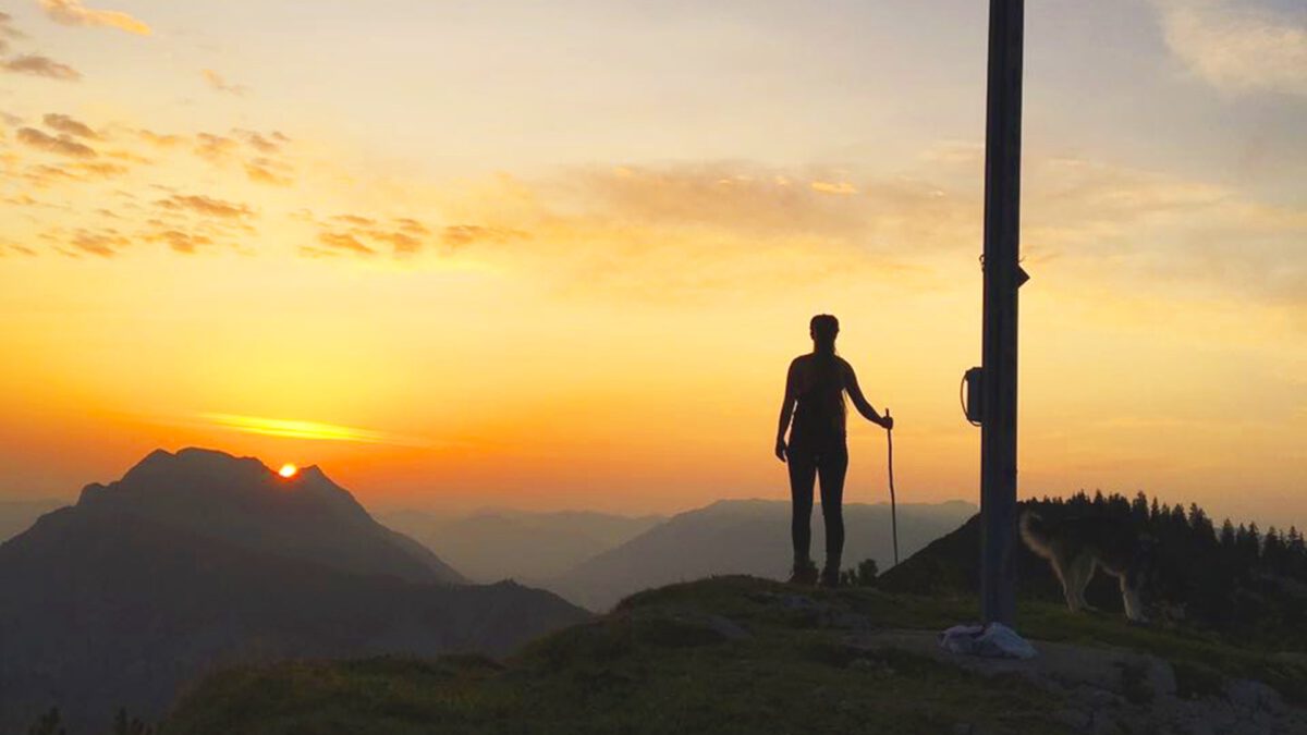 Blick vom Berg ins Tal im Sonnenuntergang