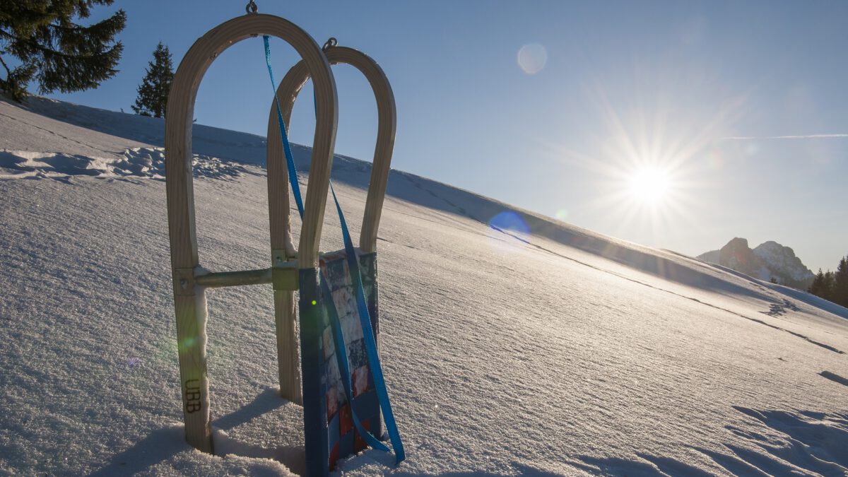 Winterlandschaft mit Schnee und Schlitten