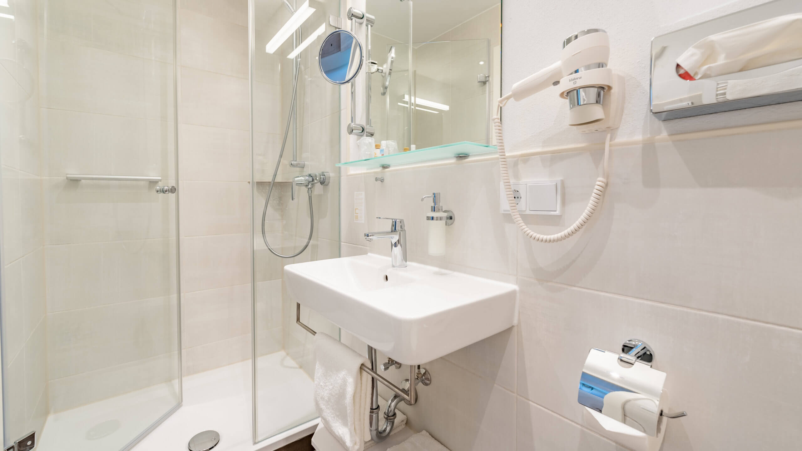 <p>Modernes Bad mit Waschbecken und Dusche</p>