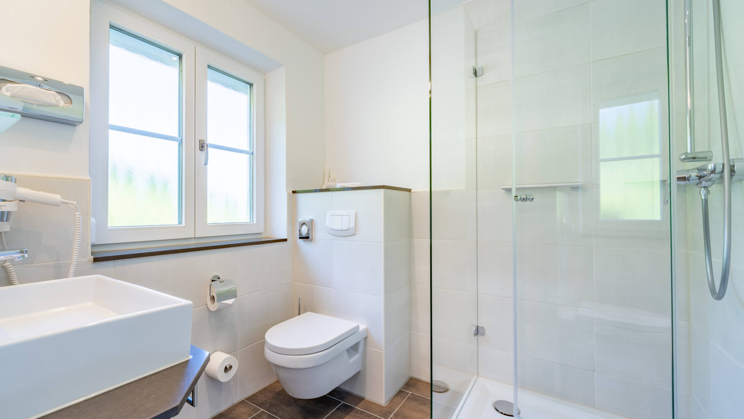 <p>Helles Bad mit Fenster, Toilette und Dusche</p>